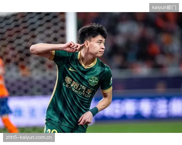 小将王钰栋扛起浙江队进攻大旗,成为本赛季中超赛场最亮眼的本土新星之一。 小将王钰栋扛起浙江队进攻大旗,成为本赛季中超赛场最亮眼的本土新星之一。